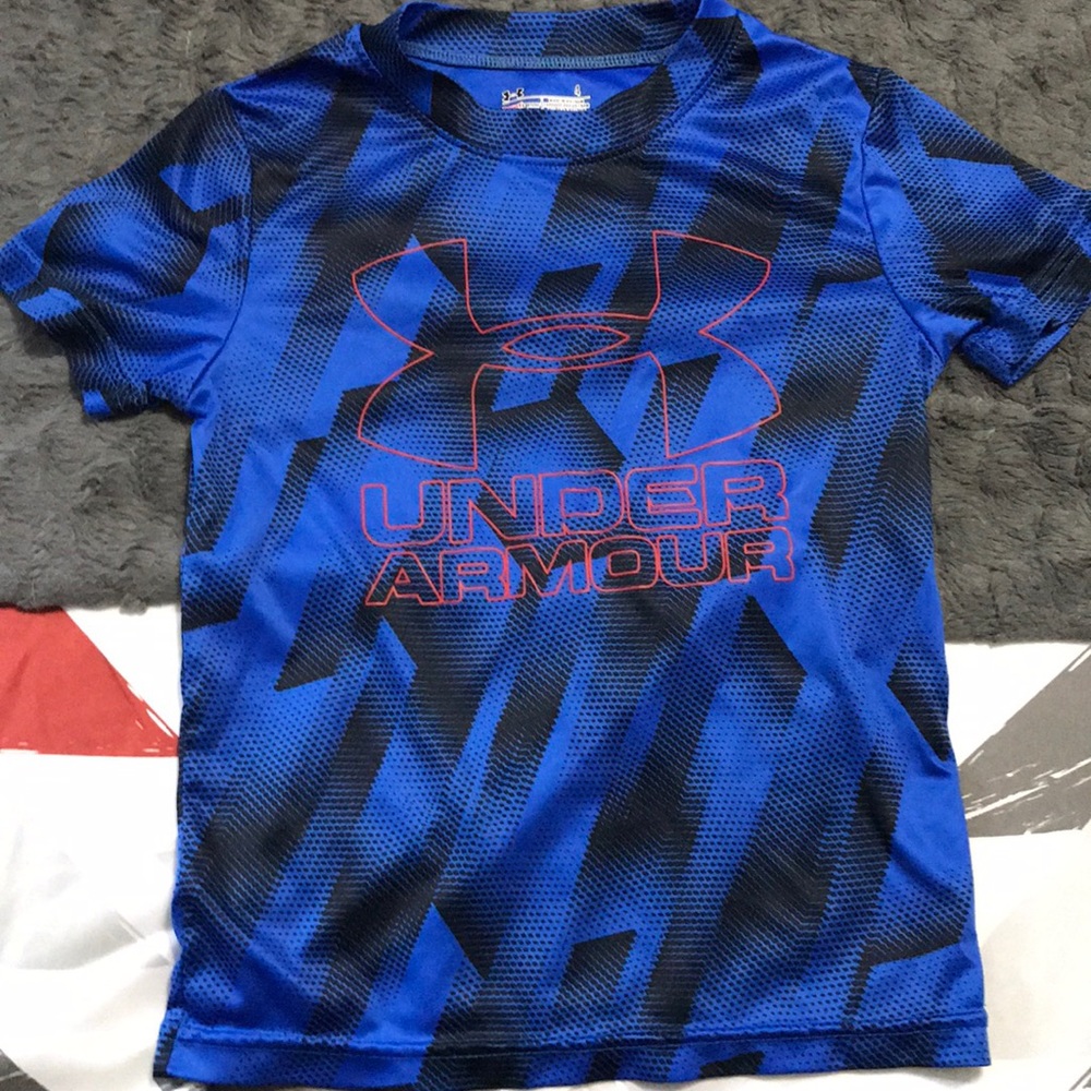 Like new boys under armour T